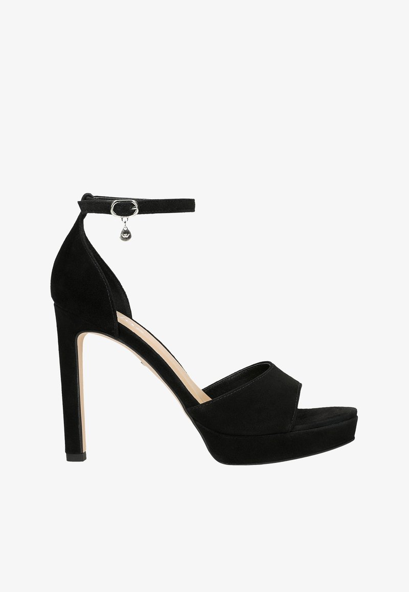 Sandales à talons hauts en daim noir, à bout ouvert, avec une sangle de cheville et un compensé. Présente un design simple et un accent métallique sur la sangle.