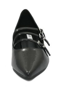 Scarpa nera con punta a stiletto e finitura in vernice lucida. Presenta tre fasce strette con fibbie argentate sulla parte superiore.
