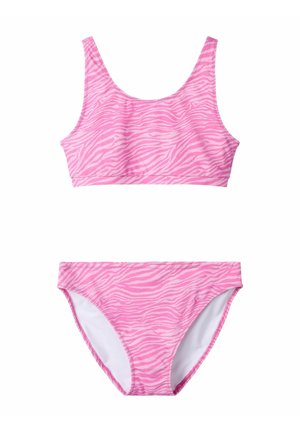 Maillot de bain deux pièces rose avec des rayures zèbre rose clair, comprenant un haut à encolure dégagée et un bas de bikini assorti.