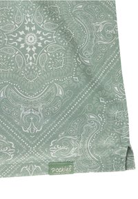 Zeleni tekstil s bijelim paisley uzorkom. Sadrži suptilne teksture i etiketu na rubu. Mekani, lepršavi materijal s presavijenim dizajnom.