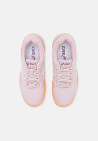 Růžové sportovní boty s síťovaným svrškem a bílými akcenty. Gumová podrážka s kontrastním oranžovým lemem. Šňůrky jsou bílé.