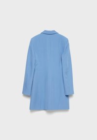 Manteau bleu clair à manches longues, cintré, vu de dos, avec un col classique et un ourlet droit, sur un fond uni.