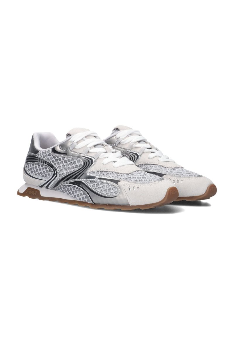 Scarpe sportive con tomaia in mesh grigio, lacci bianchi e accenti neri. Presentano una suola in gomma testurizzata e una punta in suede.