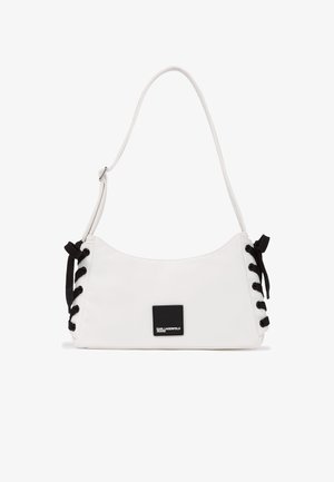 Valge õlakott, mille külgedel on mustad pitsiline detail ja esiküljel väike must ruudukujuline logo, millel on kiri "Karl Lagerfeld Jeans".