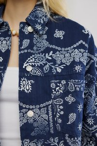 Tumesinine teksajope valge paisleymustreiga, hõbedaste pressnuppudega, terava kraega ja rinnataskuga. Tekstureeritud kangas.