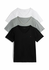 Pack de tres camisetas de cuello en V en negro, gris y blanco. Hechas de algodón, con mangas cortas y un branding minimalista en el pecho.