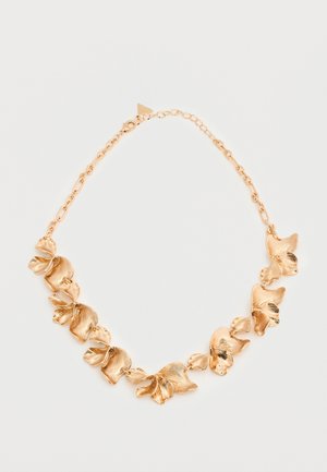 Ogrlica v zlato tonirani barvi z povezanimi teksturiranimi listi v obliki cvetov in nastavljivim zapenjanjem na verigi, na enostavni podlagi.