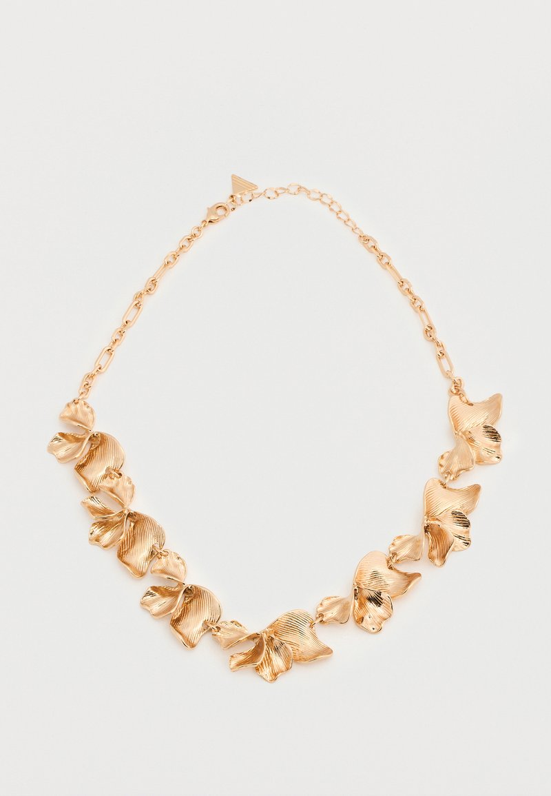 Zelta tonī kaklarota ar saistītām teksturētām ziedlapām un regulējamu ķēdes aizdari vienkāršā fonā.