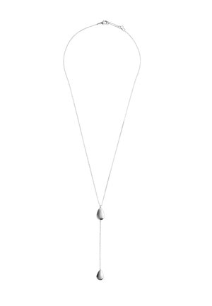 Sølvhalskæde med to glatte, dråbeformede vedhæng forbundet med en fin kæde, hvor det ene hænger lavere end det andet.