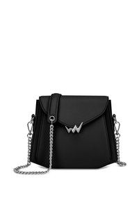 Černá kabelka z umělé kůže s překlopným víkem, stříbrným řetězovým popruhem a logem na přední straně. Čtvercový tvar, texturovaný povrch.