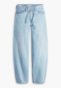 Světle modré džíny z denimu s volným střihem, vysokým pasem a uvázaným páskem. Mají typický design s pěti kapsami a mírně bledou texturu.