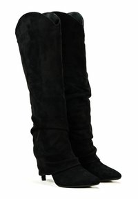 Bottes noires en daim à hauteur de genou avec un design décontracté, un bout pointu et un talon fin. Texture douce avec une doublure intérieure lisse.