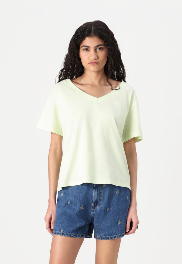 OPEN V RELAXED - Basic T-shirt - bright pistache