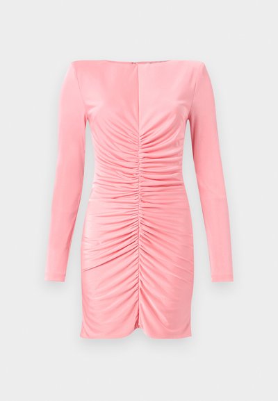 Pielāgota garām piedurknēm kleita gaisā rozā audumā ar ručotu detaļu priekšpusē, ar kvadrātveida dekoltē un aizmugures rāvējslēdzēja aizdari.