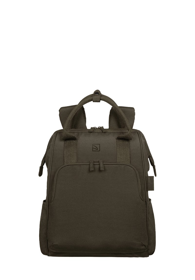 Zaino in tessuto marrone scuro con tasca frontale con zip, doppie maniglie per il trasporto, spallacci e piccolo patch con logo sul fronte.