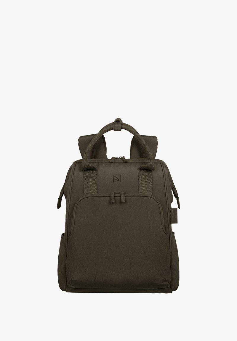 Zaino in tessuto marrone scuro con tasca frontale con zip, doppie maniglie per il trasporto, spallacci e piccolo patch con logo sul fronte.