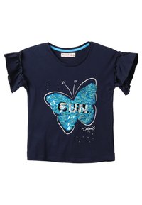 Námornická modrá tričko s potiskem motýla vyrobeným z flitrů v modrých odstínech a slovem "DÍVKA" v bílém. Na rukávech jsou volány, které dodávají texturu.