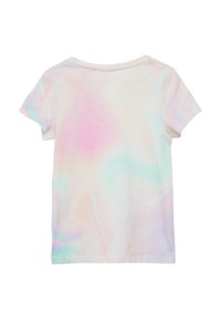 Korte mouw t-shirt van zachte katoen met een pastel aquarel swirl patroon, met kleuren zoals roze, blauw en geel op een witte achtergrond.