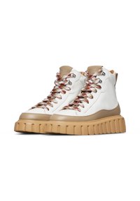 Sneaker alte con tomaia in pelle bianca, suola in gomma marrone e lacci colorati e testurizzati. Presentano occhielli metallici e una finitura liscia.