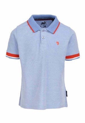Lichtblauw poloshirt met korte mouwen, met rood-witte streepafwerking op de mouwen en de kraag, twee knopen en klein oranje logo op de borst.