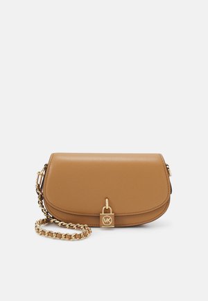 Sac à bandoulière en cuir marron clair avec rabat arrondi, bandoulière chaîne dorée et petit cadenas doré avec logo MK sur le devant.