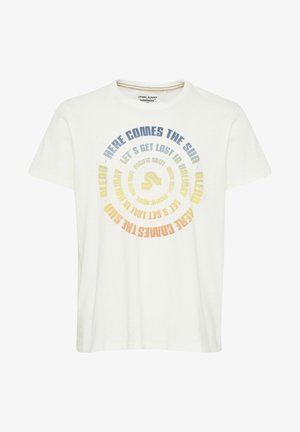 Weißes Baumwoll-T-Shirt mit einem runden grafischen Design, das mehrfarbigen Text in Blau-, Gelb- und Orangetönen zeigt. Kurze Ärmel, Rundhalsausschnitt.