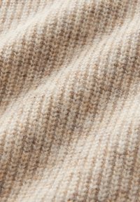 Tessuto misto lana con una texture a coste, che mostra strisce alternate di beige chiaro e marrone in un aspetto morbido e accogliente.