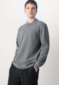 BOSS Ilgarankovis viršutinės dalies drabužis - dark grey