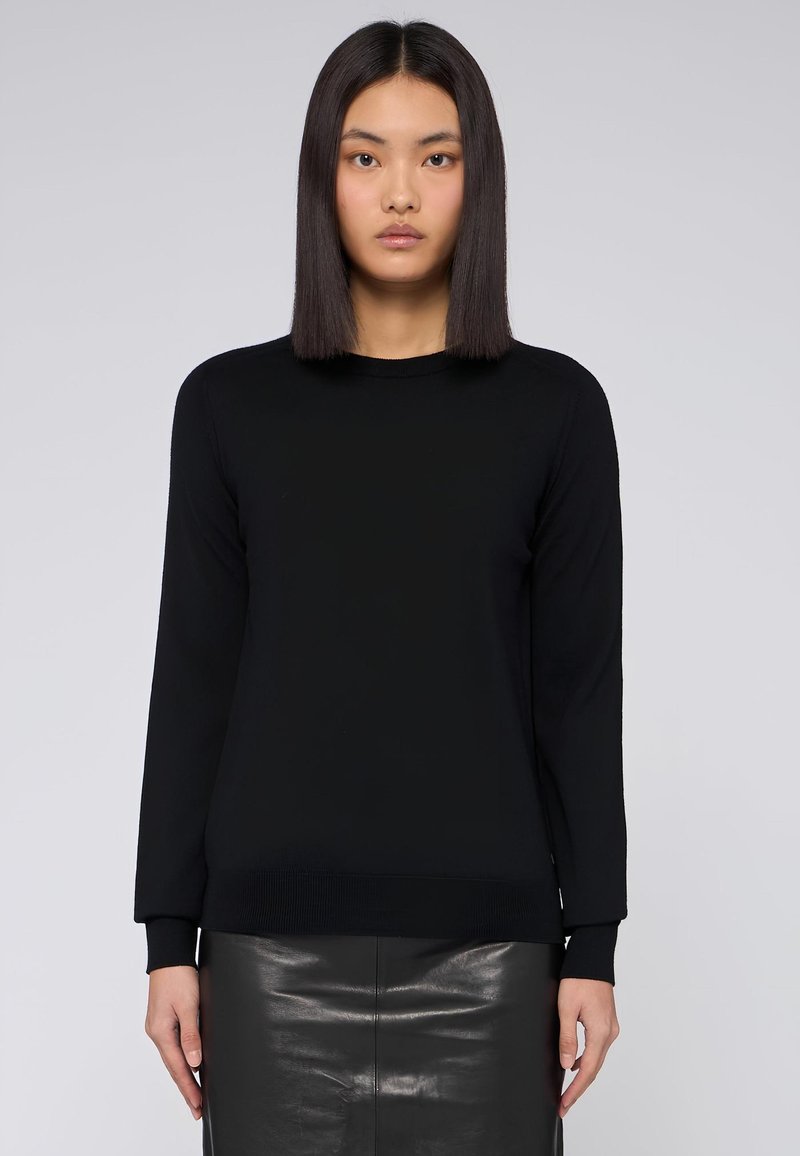 Černý svetr s dlouhým rukávem vyrobený z hladkého materiálu. Má kulatý výstřih a žebrované manžety a lem. Minimalistický design.