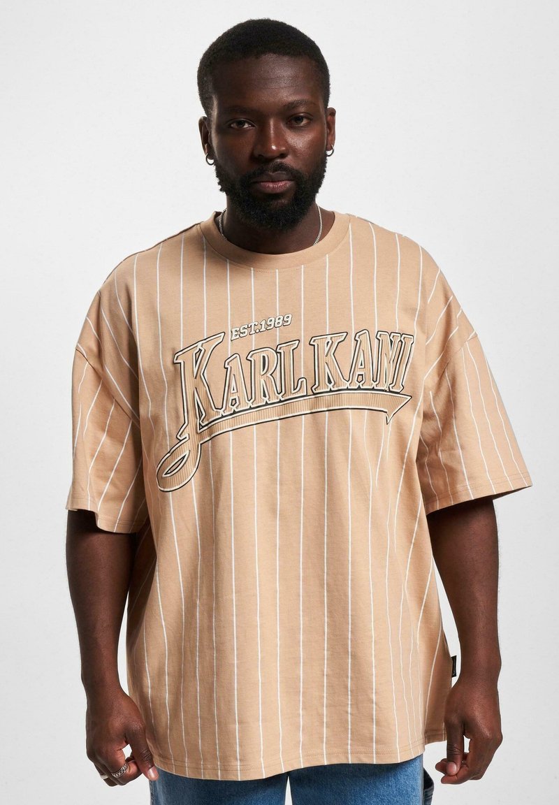 Karl Kani - TREKKING PINSTRIPE  - T-shirt print - sand white, Vergroten