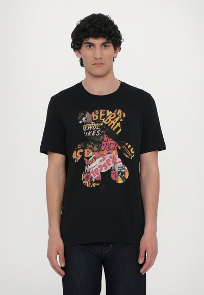 Schwarzes Baumwoll-T-Shirt mit einem bunten Grafikdesign, das verschiedene Textelemente und Muster enthält, Rundhalsausschnitt und kurze Ärmel.