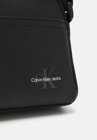 Calvin Klein Jeans MONOGRAM SOFT CAMERA BAG22 - Skulderveske - black