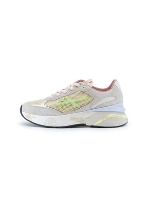 Sneaker léger en beige et en couleurs pastel, fabriqué avec des matériaux en maille et en suède, présentant un design texturé, des accents audacieux et une semelle rembourrée.