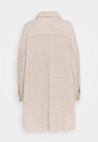 Beige wollen jas met een kraaghalslijn, verlaagde schouders, lange mouwen en een rechte snit, met minimale stikdetails.