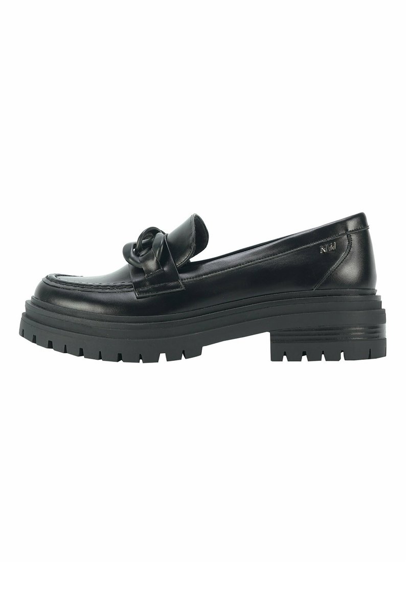Mocassin noir en cuir avec semelle crantée épaisse et détail chaîne sur le dessus, vue de côté, marqué "NW" près du talon.