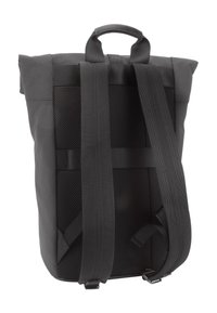 Mochila negra con panel trasero de malla acolchada, correas ajustables para los hombros, asa superior de transporte y cierre enrollable.