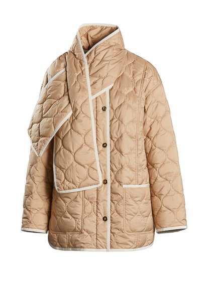 Giacca trapuntata beige con rifiniture bianche, caratterizzata da un collo alto, bottoni frontali, due tasche e una sciarpa abbinata drappeggiata intorno al collo.