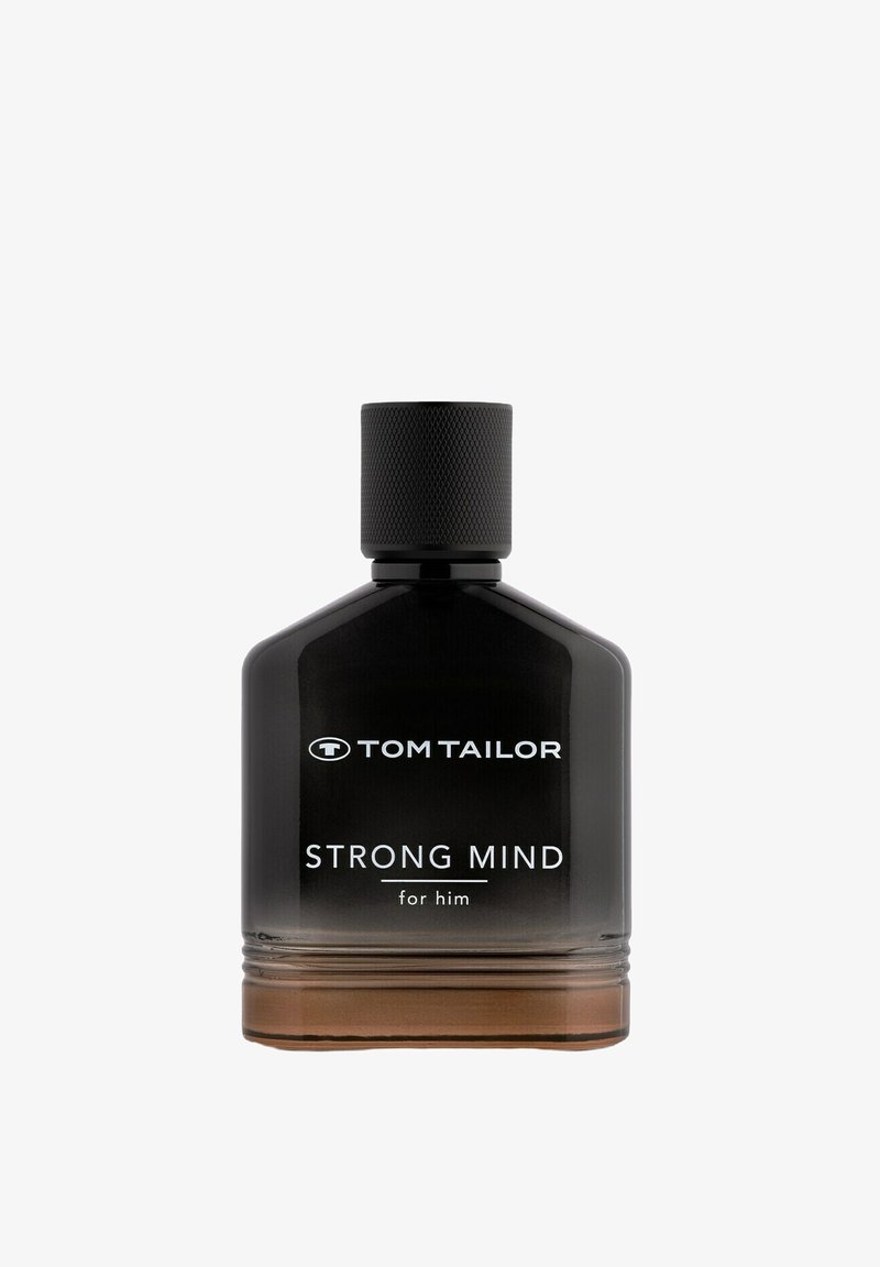 Czarna prostokątna szklana butelka perfum z teksturowaną czarną zakrętką. Etykieta mówi "TOM TAILOR STRONG MIND dla niego." Gradient od czerni do brązowego dna.
