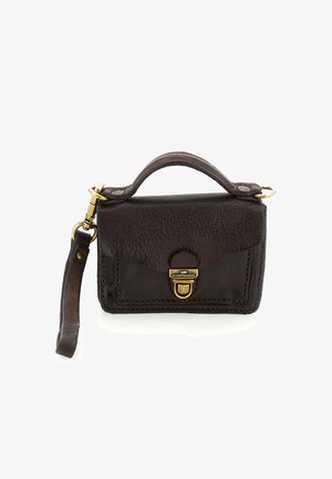 Borsa a mano in pelle marrone scuro con manico superiore, hardware dorato e chiusura con pattina frontale. Superficie texturizzata con dettagli di cucitura visibili.