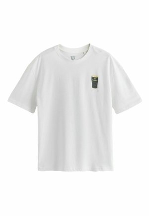 Weißes T-Shirt mit kurzen Ärmeln und einem kleinen aufgedruckten Glas Guinness-Bier auf der linken Brustseite.