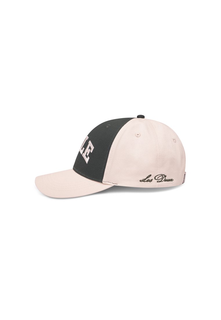 Baseballcaps med svart frontpanel og lys rosa visir og bakside. Har teksten "LE" på fronten og "Les Deux" brodert på siden.