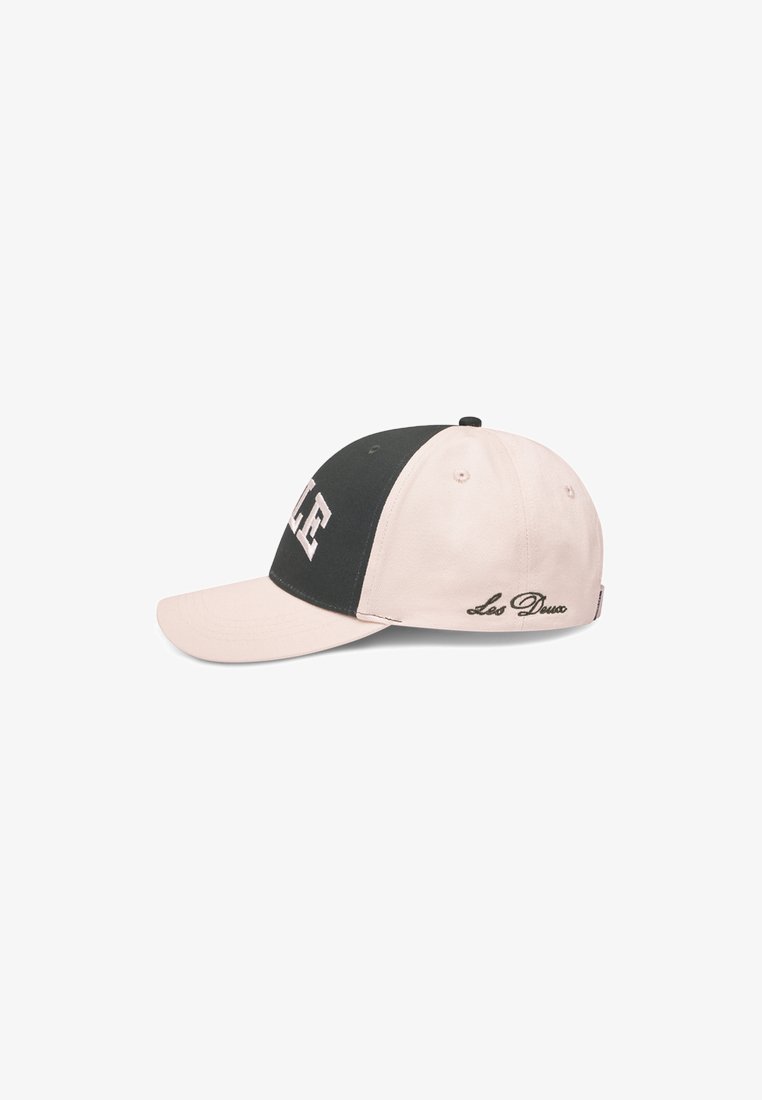 Baseballová čiapka s čiernym predným panelom a svetloružovým brимom a zadnou časťou. Na prednej strane je text "LE" a na boku je vyšité "Les Deux".