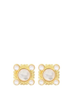 Boucles d'oreilles carrées en or avec une grande perle centrale et quatre petites perles à chaque coin, présentant un décor floral orné.