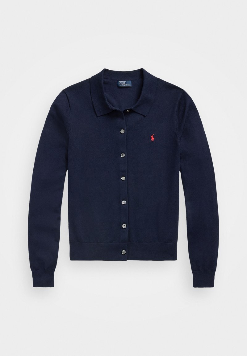 Tengerészkék kardigán, puha, könnyű anyagból készült, gallérral, gombos elülső résszel és egy kis piros logóval a bal mellen.