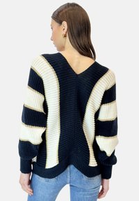Elara Maglione - blau
