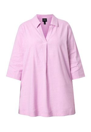 Světle růžová halenka s dlouhým rukávem, výstřihem do V, volným střihem a malým límečkem, zobrazena na bílém pozadí.