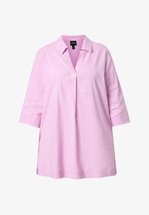 Hellrosa Bluse mit langen Ärmeln, V-Ausschnitt, lockerem Schnitt und kleinem Kragen, vor weißem Hintergrund dargestellt.