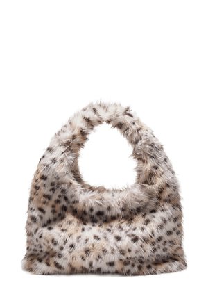 Borsa in finta pelliccia di colore marrone chiaro con macchie nere, dotata di manico arrotondato e texture morbida, progettata per un uso informale.