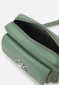 Calvin Klein RE LOCK CAMERA BAG - Borsa a tracolla - sea spray