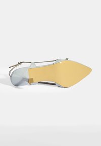 Hellblau, lacklederner Absatzschuh mit Knöchelriemen, spitzem Vorderteil und gelber Sohle. Verfügt über einen flachen Absatz und ein elegantes Design.